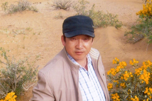 翻譯獎(jiǎng)：蒙古文譯漢文作者：馬英（蒙古族）         創(chuàng)作感言　　文學(xué)翻譯的要理在于“信、達(dá)、雅”，詩(shī)歌也好，小說也好，都遵循這個(gè)原則。我的文學(xué)翻譯實(shí)踐也是基本按著這個(gè)軌跡進(jìn)行的。從蒙古文譯成漢語的時(shí)候，最難的是民俗民風(fēng)、宗教文化、游牧生活的內(nèi)容以及與之相對(duì)應(yīng)的詞匯。要知道，蒙古語中的許多詞匯，在漢語詞典里是找不到的，蒙漢詞典里也找不到……