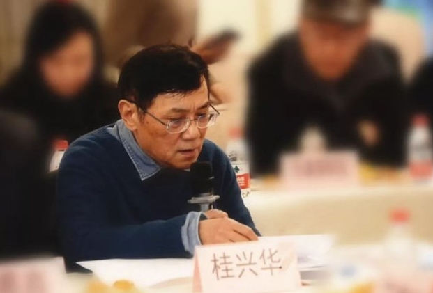 從《鄧小平之歌》到《興業(yè)路上》——桂興華長(zhǎng)詩(shī)座談會(huì)紀(jì)要為了紀(jì)念中國(guó)改革開(kāi)放40周年，經(jīng)過(guò)國(guó)家廣播電視新聞出版總局的審核批準(zhǔn)，上海著名詩(shī)人桂興華先生20多年前寫(xiě)作的《鄧小平之歌》今年馬上要出版新的朗誦版。同時(shí)為了迎接建黨100周年，桂先生正在創(chuàng)作一部長(zhǎng)詩(shī)《興業(yè)路上》，是列入上海市重大文藝創(chuàng)作項(xiàng)目重要的作品，今天我們就圍繞這兩部作品舉行一個(gè)研討會(huì)……[詳細(xì)]