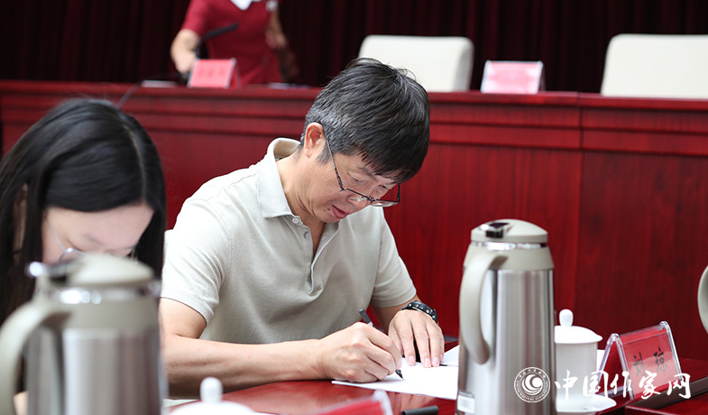 8月11日，紀(jì)監(jiān)組人員審核選票統(tǒng)計情況