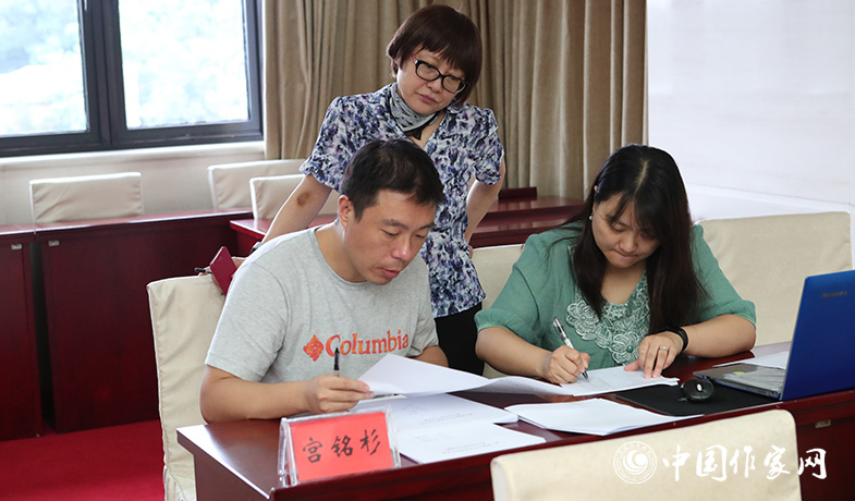 8月11日，聯(lián)絡(luò)員統(tǒng)計選票，紀(jì)監(jiān)組人員監(jiān)督工作
