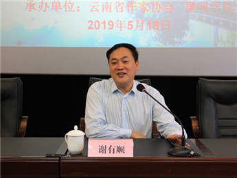 大多數(shù)優(yōu)秀文學(xué)作品都會(huì)給讀者以飽滿與扎實(shí)的閱讀之感，正如謝有順?biāo)f，盡管寫作是進(jìn)入一個(gè)想象的世界，但這個(gè)想象，終歸是從生活根系里長出來的。真實(shí)的寫作，總是起源于作家對(duì)自己最熟悉的人、事、物的基本感受……