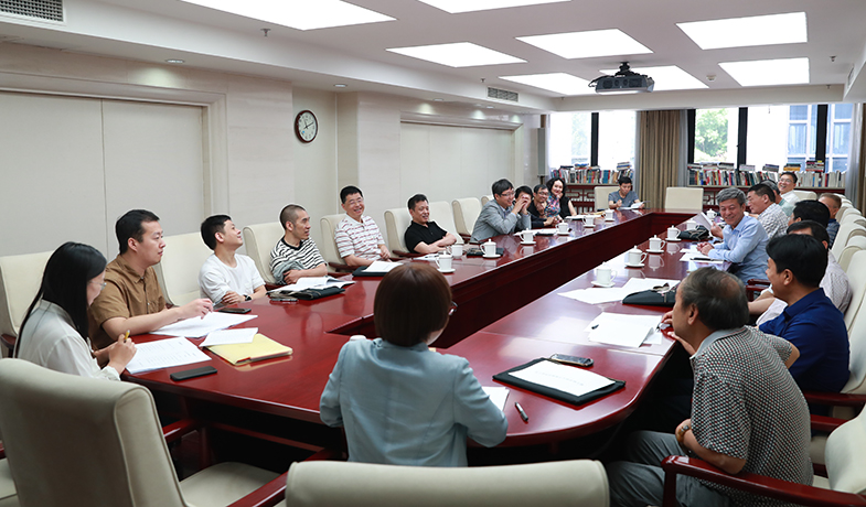 第一次全體會后召開大組見面會，各組評委討論工作