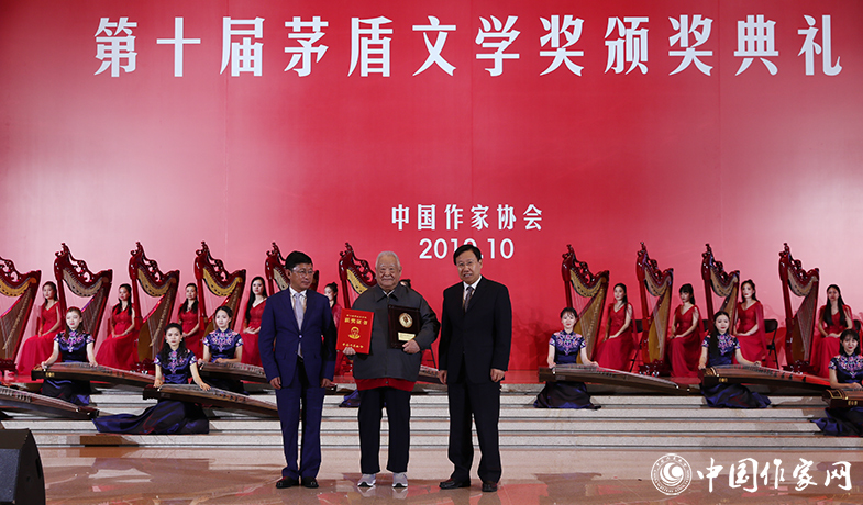 王曉暉、阿來為獲獎作品徐懷中頒獎