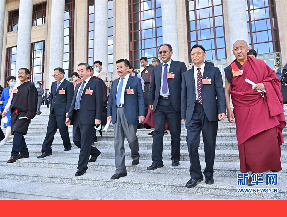 5月27日，全國政協(xié)十三屆三次會議在北京人民大會堂舉行閉幕會。閉幕會后，委員們走出人民大會堂。