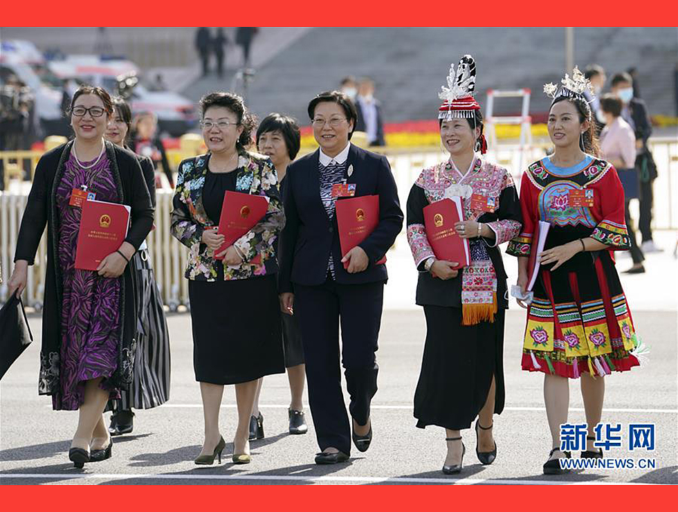 5月28日，十三屆全國人大三次會議在北京人民大會堂舉行閉幕會。閉幕會后，代表走出人民大會堂。