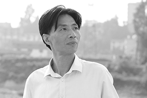 散文獎(jiǎng)：《那條叫清江的河》作者：徐曉華(土家族)         獲獎(jiǎng)感言　　這份殊榮不是我一個(gè)人的，而是我們警隊(duì)的榮光。這絕不是一句套話。我是一名有36年警齡的基層警察，在打擊違法犯罪、維護(hù)社會(huì)治安、服務(wù)人民群眾的過程中，與市民、村民們建立了深厚的情誼，也得到了他們的理解、支持和信任。這充分地體現(xiàn)于我的創(chuàng)作過程和作品中……