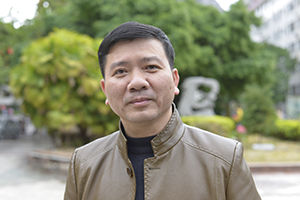 散文獎(jiǎng)：《被風(fēng)吹過的村莊》作者：莫景春(毛南族)         獲獎(jiǎng)感言　　我們毛南族人口不過10來萬，文化非常脆弱，有些隨著時(shí)間的流逝將慢慢消失，如果不及時(shí)好好整理記錄，隨著時(shí)代的發(fā)展，社會(huì)變遷，這些可貴的民族精神記憶或者消磨，或者隱藏，那在不久的將來，真的難以找到了。作為一個(gè)作家，我有責(zé)任去挖掘，用文字把它們記錄下來……