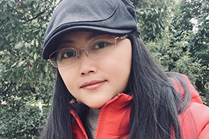 散文獎(jiǎng)：《檐上的月亮》作者：阿微木依蘿(彝族)         獲獎(jiǎng)感言　　“不知道為何寫作”才是寫作的理由。一切仿佛命定，仿佛在人生的岔道上無意中走上寫作這條路。這才符合我的狀態(tài)。人總歸是盲目的，睜著一雙眼睛也是盲目的，因此需要捫心思索，需要開眼，需要明智。寫作就是重新將自己從嬰兒期長(zhǎng)大……