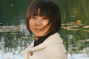 報(bào)告文學(xué)獎(jiǎng)：《海雀，海雀》作者：王華（仡佬族）         獲獎(jiǎng)感言　　海雀被一大片森林摟著，房舍間，還有各家根據(jù)自己的喜歡種的各種果樹、花樹。幾輪的房改工程，已經(jīng)將這里的民房統(tǒng)一了風(fēng)格，道路也全部硬化了，半坡還有一個(gè)小廣場(chǎng)，村里有了拿工資的清潔工——海雀很美。以至于，我都不太相信曾經(jīng)的海雀真是資料上介紹的那個(gè)樣子——一個(gè)“苦甲天下”、不適合人居的地方……