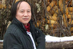 報(bào)告文學(xué)獎(jiǎng)：《羅布泊新歌》作者：劉國(guó)強(qiáng)（滿族）         獲獎(jiǎng)感言　　我對(duì)“下沉”這個(gè)詞匯充滿感情。下沉的力度和深度，決定回彈的高度。下沉進(jìn)生活里，總會(huì)找到一眼旺泉。有人說，只要生活著，隨處都是生活。我不敢茍同，因?yàn)榇恕吧睢焙捅恕吧睢笔遣灰粯拥?。我們生活的時(shí)代，趕上百年未有之大變局，原態(tài)生活往往比我們想象的還要刺激、精彩……
