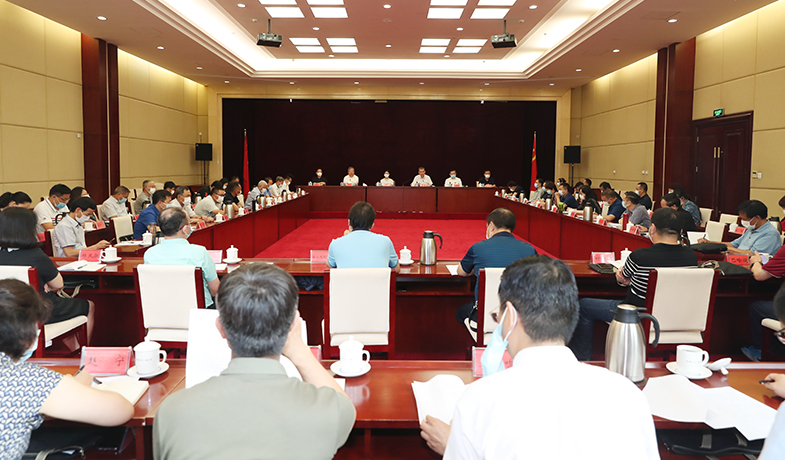 8月12日，第十二屆全國(guó)少數(shù)民族文學(xué)創(chuàng)作駿馬獎(jiǎng)評(píng)獎(jiǎng)委員會(huì)第一次全體會(huì)議在京舉行