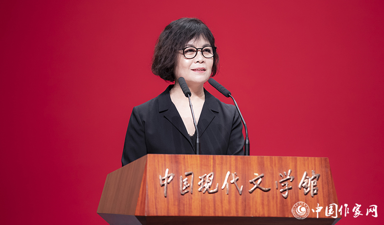 9月25日晚，中國(guó)作家協(xié)會(huì)主席鐵凝在第十二屆少數(shù)民族文學(xué)創(chuàng)作駿馬獎(jiǎng)?lì)C獎(jiǎng)典禮上致辭