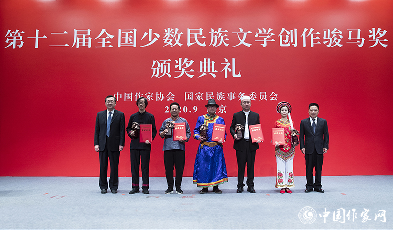 國(guó)家民委副主任郭衛(wèi)平、中國(guó)作協(xié)書記處書記胡邦勝為詩(shī)歌獎(jiǎng)獲獎(jiǎng)?wù)哳C獎(jiǎng)