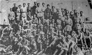 1942年，戰(zhàn)斗劇社全體在延安文化溝合影