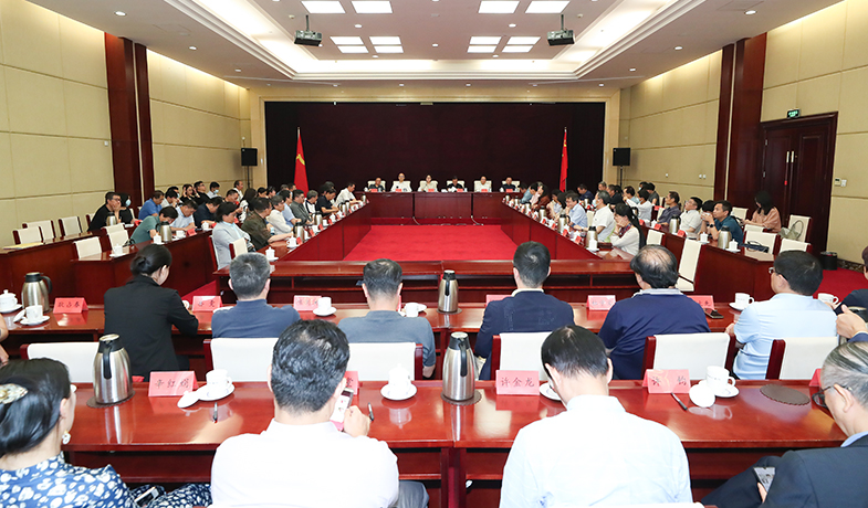 8月25日，第八屆魯迅文學(xué)獎各獎項(xiàng)評獎委員會最后一次全體會議在京舉行