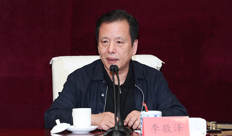 8月25日，李敬澤在終評會上介紹投票規(guī)則并宣布了各獎項(xiàng)的計票結(jié)果