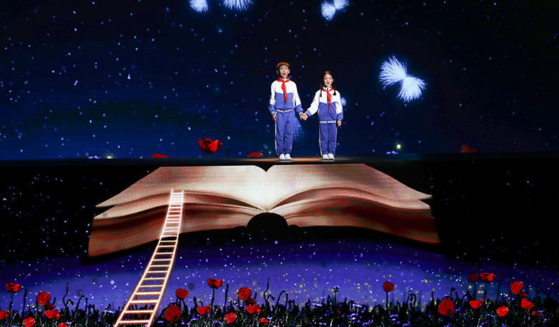 婁藝瀟、劉旖惟、李牧陽表演《大山里的小詩人》
