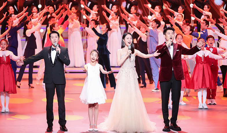 蔡國慶、龔爽、馬佳、田覓蜜演唱歌曲《新征程，我們一起遠(yuǎn)航》