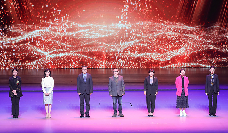 馬天牧、李亞梓、李偉長、李黎、吳越、季亞婭、趙萍代表責(zé)任編輯們上臺