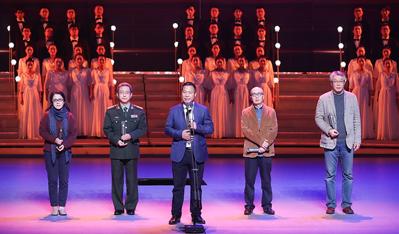 路也、劉笑偉、陳人杰、韓東、臧棣（從左至右）領(lǐng)取詩歌獎