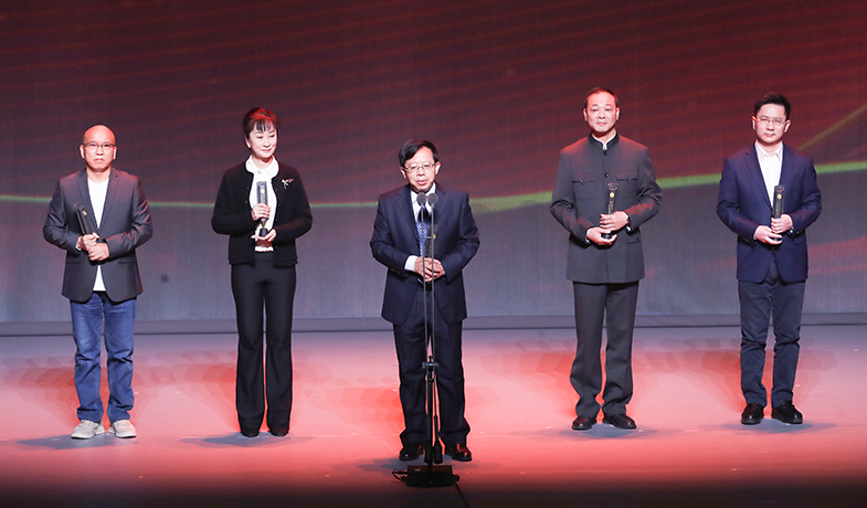 陳倉、李舫、龐余亮、江子、沈念（從左至右）領(lǐng)取散文雜文獎