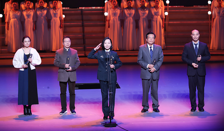 蔡東、鐘求是、董夏青青、張者、劉建東（宗永平代領(lǐng)）（從左到右）領(lǐng)取短篇小說獎