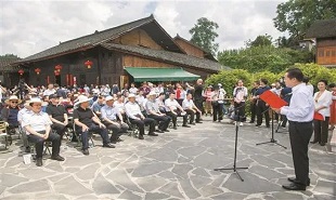 中國作家“深入生活 扎根人民”新時代文學(xué)實踐點授牌儀式在花垣縣雙龍鎮(zhèn)十八洞村精準坪廣場舉行。