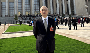 全國(guó)政協(xié)委員，中國(guó)作協(xié)黨組成員、副主席、書記處書記吳義勤