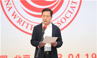 中國作協(xié)副主席、中國現(xiàn)代文學館館長李敬澤主持“作家朋友，歡迎回家——劇作家活動日”歡迎儀式
