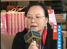 張莉：魏微有著獨特的語言腔調和審美方式　　魏微能夠將自己的寫作納入抒情傳統(tǒng)中，每個人物的敘述都有與日常生活緊密相關的情感表達。[詳細]