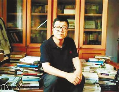 穆濤，《美文》雜志常務(wù)副主編，中國散文學(xué)會副會長，中國作家協(xié)會散文專業(yè)委員會委員，西北大學(xué)教授、博士研究生導(dǎo)師，陜西省文藝評論家協(xié)會副主席，享受國務(wù)院特殊津貼專家，陜西省有突出貢獻專家。著有散文集《俯仰由他》、《看左手》、《明日在往事中》（與賈平凹先生合作，賈平凹作畫，穆濤行文）、《先前的風(fēng)氣》、《中國人的大局觀》、《中國歷史的體溫》，隨筆集《肉眼看文壇》《放心集》《散文觀察》?！断惹暗娘L(fēng)氣》一書獲第六屆魯迅文學(xué)獎和“2014中國好書”獎。2017年獲全國五一勞動獎?wù)隆? /></p>
<p style=