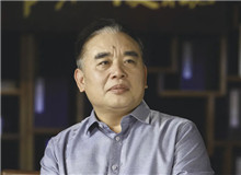 王躍文：我用老百姓的語(yǔ)言寫(xiě)老百姓的生活　　我的文學(xué)語(yǔ)言的來(lái)處，一個(gè)就是我們自己的本民族的文學(xué)經(jīng)典，再就是當(dāng)?shù)乩习傩盏恼Z(yǔ)言……[詳細(xì)]