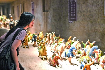 游客在河南洛陽朝陽鎮(zhèn)南石山村的唐三彩作品陳列展示館內(nèi)參觀。新華社發(fā)