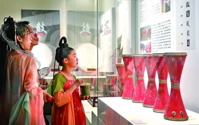 游客在陜西西安市鐘鼓樓博物館參觀鼓文化展。新華社發(fā)