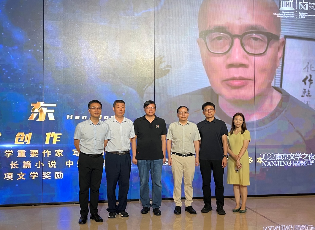 合影留念（右起：向南星、匡軍、聞一武、曹峰峻、潘劍、陳恒?。?></p> 
 <p style=