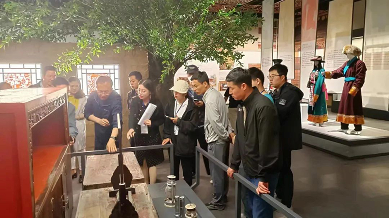 張旻（右一）大通縣博物館采訪(fǎng)專(zhuān)人文物管理人員