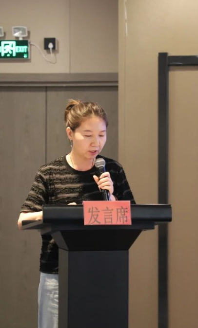 內(nèi)蒙古翻譯家協(xié)會副秘書長趙朝霞傳達(dá)了內(nèi)蒙古文聯(lián)第九次代表大會會議精神。