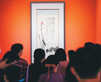 　觀眾在展覽上欣賞名家名作。 　　北京民生現(xiàn)代美術(shù)館供圖