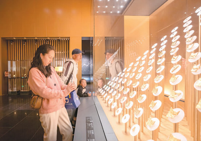 觀眾在安徽楚文化博物館里欣賞楚國(guó)金幣。  　　駱先洋攝（人民圖片）