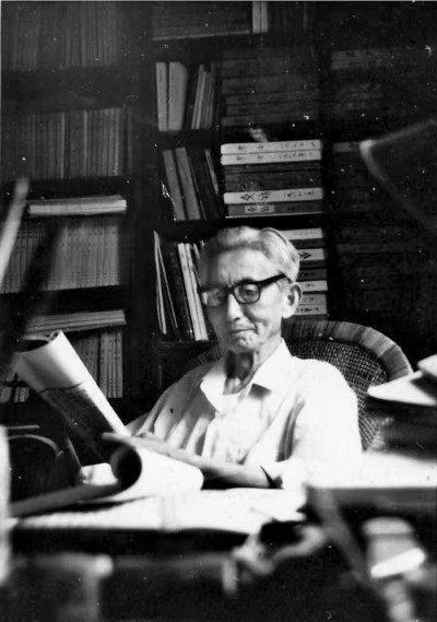 學(xué)人小傳  劉敦愿（1918—1997），湖北漢陽人。1944年畢業(yè)于國(guó)立藝術(shù)?？茖W(xué)校西畫科。1947年應(yīng)聘于山東大學(xué)，先后在中文系、歷史系執(zhí)教。早年致力于山東地區(qū)田野考古調(diào)查，晚年專注于美術(shù)考古研究，針對(duì)史前陶器藝術(shù)、商周青銅藝術(shù)、東周與漢代繪畫藝術(shù)等問題撰寫了一系列論文。著有《劉敦愿文集》。