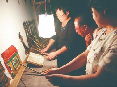 　劇團(tuán)演員在幕后操作皮影。 　　以上圖片均為孫福軍提供 　　制圖：趙偲汝