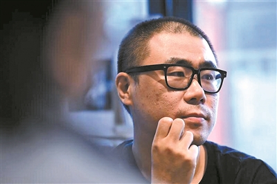 石一楓，1979年生于北京，1998年考入北京大學(xué)中文系，文學(xué)碩士。著有長(zhǎng)篇小說(shuō)《漂洋過(guò)海來(lái)送你》《入魂槍》《心靈外史》《借命而生》等，小說(shuō)集《世間已無(wú)陳金芳》《特別能戰(zhàn)斗》等。曾獲魯迅文學(xué)獎(jiǎng)、馮牧文學(xué)獎(jiǎng)、十月文學(xué)獎(jiǎng)、百花文學(xué)獎(jiǎng)、《小說(shuō)選刊》年度獎(jiǎng)·中篇小說(shuō)獎(jiǎng)等，作品入選年度“中國(guó)好書(shū)”、中國(guó)小說(shuō)學(xué)會(huì)年度好小說(shuō)榜單等。