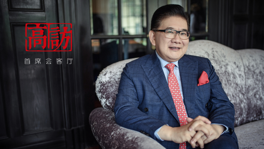 曹可凡：1963年7月27日生于上海，江蘇無錫人，1991年畢業(yè)于上海第二醫(yī)科大學(xué)（現(xiàn)上海交通大學(xué)醫(yī)學(xué)院），獲碩士學(xué)位。1987年開始業(yè)余參與主持電視節(jié)目，1995年任東方電視臺專職主持人，1997年獲全國播音主持“金話筒獎”。現(xiàn)任上海廣播電視臺節(jié)目主持人、同濟(jì)大學(xué)客座教授。