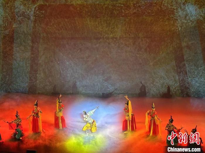 9月5日晚，音樂(lè)劇《飛天》中14首經(jīng)典唱段全新首演，采用聲光電技術(shù)，巧妙呈現(xiàn)敦煌文化元素。閆姣 攝