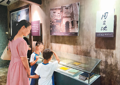 自開(kāi)放以來(lái)，周立波故居紀(jì)念館年均接待游客超過(guò)40萬(wàn)人次。圖為游客在展廳內(nèi)觀看陳列的周立波文學(xué)作品。