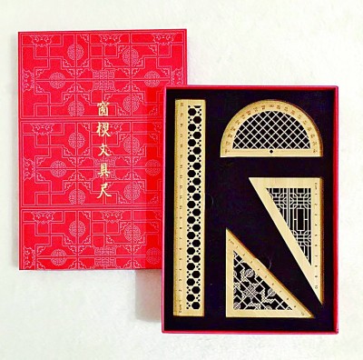 以中國(guó)傳統(tǒng)建筑中的窗欞紋樣為靈感設(shè)計(jì)的文具尺。資料圖片