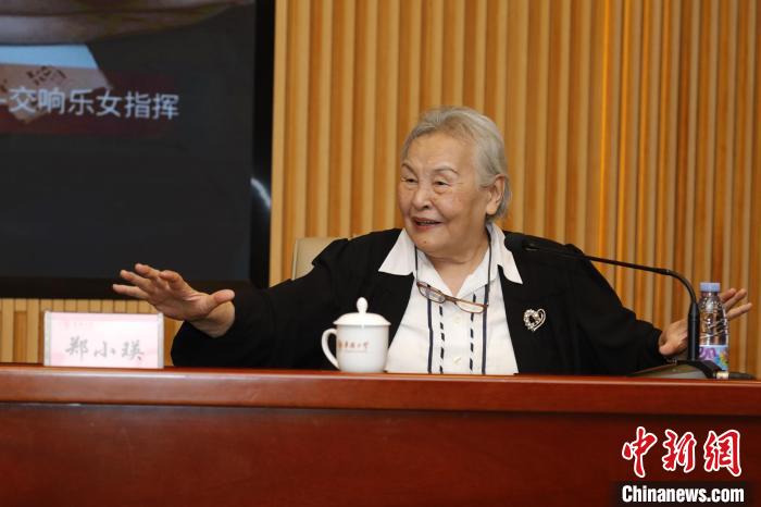 10月18日，鄭小瑛走進(jìn)華僑大學(xué)泉州校區(qū)，為學(xué)子們帶來專題講座——“洋戲中唱”藝術(shù)分享會。劉沛 　攝