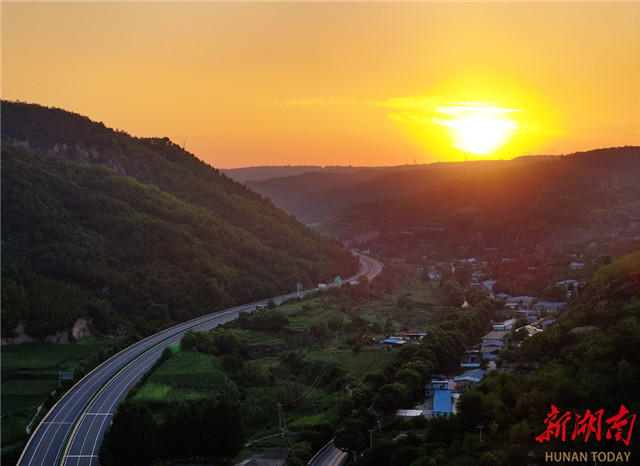 夕陽(yáng)下的榆藍(lán)高速。