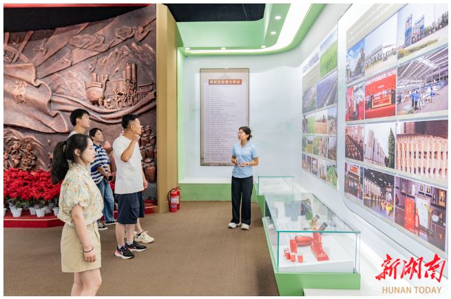 7月26日，游客在賈家莊展覽館參觀。
