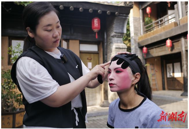 9月7日，棣花古鎮(zhèn)，正在化妝的丹鳳縣劇團(tuán)演員。